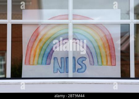 Un panneau « Thanks NHS » arc-en-ciel sur une maison à Braintree pendant la pandémie COVID-19 et le confinement Banque D'Images