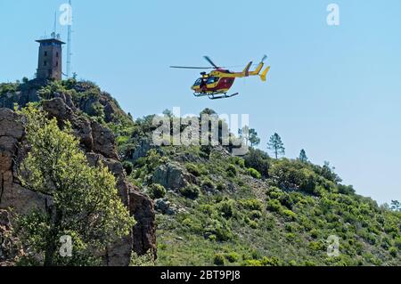 Français sécurité civile EC145 formation en hélicoptère dans les montagnes de l'Esterel (Var) Banque D'Images