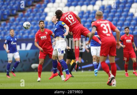 Schalke, Allemagne. 24 mai 2020. Firo, football: 24.05.2020 1.Bundesliga, saison 19/20 2019/2020 27. matchday: FC Schalke 04 - FC Augsburg ZWEIKAMPF, Michael Gregoritsch Felix VS Uduokhai, À DROITE | usage dans le monde crédit: dpa/Alay Live News Banque D'Images