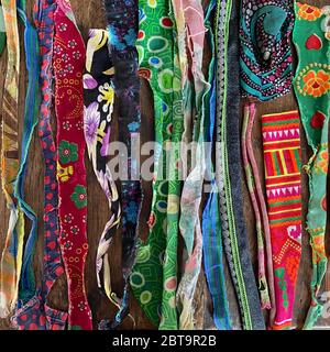 Assortiment de nombreux morceaux colorés de tissu déchiré Banque D'Images