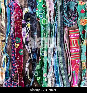 Assortiment de nombreux morceaux colorés de tissu déchiré Banque D'Images