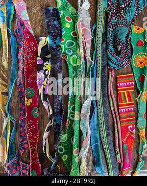 Assortiment de nombreux morceaux colorés de tissu déchiré Banque D'Images