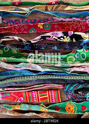 Assortiment de nombreux morceaux colorés de tissu déchiré Banque D'Images