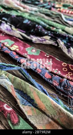 Assortiment de nombreux morceaux colorés de tissu déchiré Banque D'Images