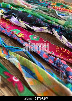 Assortiment de nombreux morceaux colorés de tissu déchiré Banque D'Images