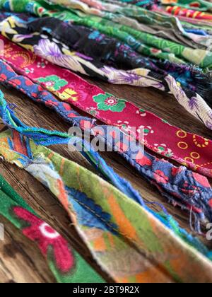 Assortiment de nombreux morceaux colorés de tissu déchiré Banque D'Images