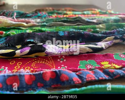 Assortiment de nombreux morceaux colorés de tissu déchiré Banque D'Images