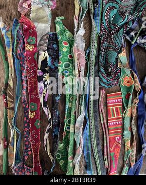 Assortiment de nombreux morceaux colorés de tissu déchiré Banque D'Images