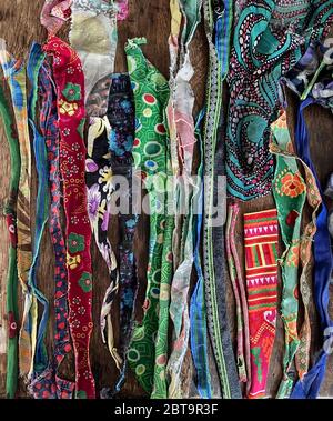 Assortiment de nombreux morceaux colorés de tissu déchiré Banque D'Images