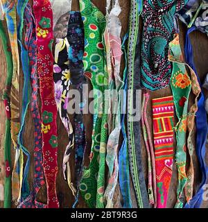 Assortiment de nombreux morceaux colorés de tissu déchiré Banque D'Images