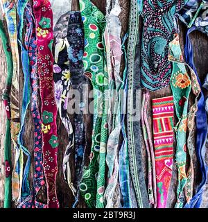 Assortiment de nombreux morceaux colorés de tissu déchiré Banque D'Images