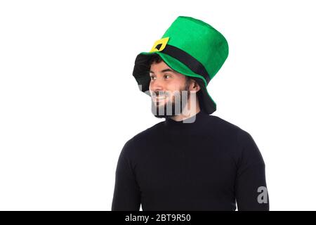 Jeune homme en noir isolé sur fond blanc Banque D'Images