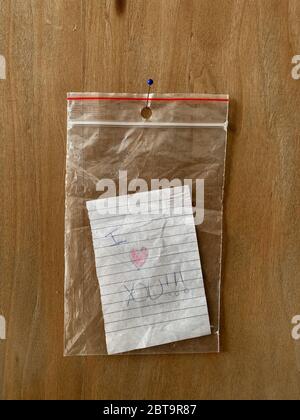 Main de coeur grunge et "je t'aime message" pour la fête des mères, stocké dans un sac en plastique comme souvenir Banque D'Images