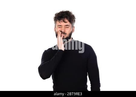 Jeune homme en noir isolé sur fond blanc Banque D'Images