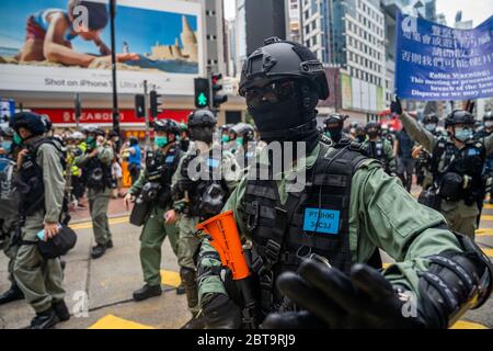 Des policiers anti-émeutes marchent vers les manifestants lors de la manifestation contre le projet de loi de sécurité nationale.des milliers de manifestants pro-démocratie tentèrent de marcher contre le projet de loi de sécurité nationale rédigé par le Congrès national du peuple à Beijing. La police a arrêté plus de 100 manifestants pour rassemblement illégal. Banque D'Images