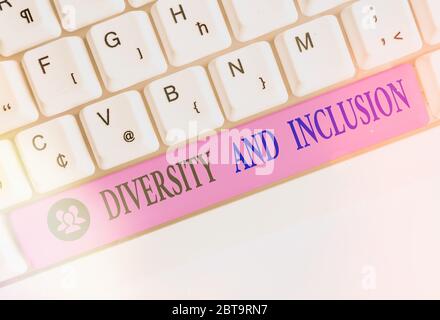 Note écrite montrant la diversité et l'inclusion. Le concept commercial pour la différence de gamme inclut le sexe ethnique de la race Banque D'Images