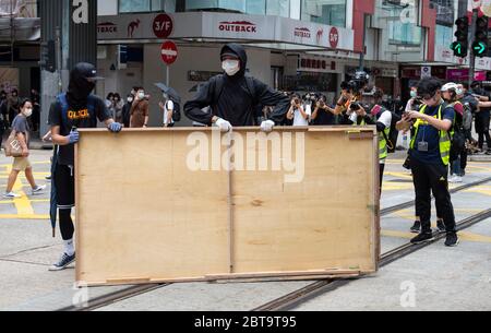 Hong Kong, Chine. 24 mai 2020. HONG KONG, HONG KONG SAR, CHINE : 24 MAI 2020. Vingt-trois ans après que Hong Kong ait été remise par la Grande-Bretagne à la domination chinoise, Pékin insiste pour mettre en œuvre de nouvelles lois strictes sur la sécurité nationale qui vont supprimer les manifestations pro-démocratiques de la ville. On pense que c'est la fin de l'accord de passation de pouvoir où la Chine a accepté l'idée d'un pays, deux systèmes. Les gens descendent dans les rues pour une manifestation illégale dans le quartier commerçant de Causeway Bay Alamy Live News/Jayne Russell Credit: Jayne Russell/Alay Live News Banque D'Images