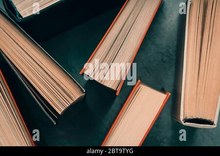 Vue du dessus des livres. Concept de retour à l'école . tonicité Banque D'Images