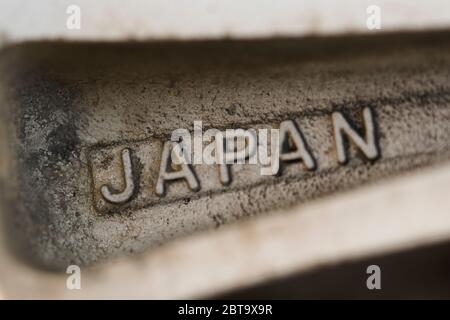 moulage d'inscription convexe japon sur le moyeu d'une roue en fonte d'aluminium. Banque D'Images