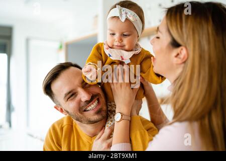 Famille heureuse mère, père, enfant fille à la maison Banque D'Images