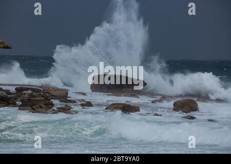 Sydney, Australie. Dimanche 24 mai 2020. Bondi Beach, dans la banlieue est de Sydney, connaît aujourd'hui des conditions de surf très difficiles avec des vagues massives. Credit Paul Lovelace/Alamy Live News Banque D'Images