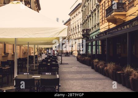 Lviv, Ukraine - 17 mai 2020 : restaurant vide avec terrasse ouverte dans le centre-ville. Réouverture concept, coronavirus en Ukraine Banque D'Images