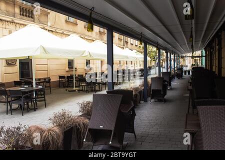 Lviv, Ukraine - 17 mai 2020 : restaurant vide avec terrasse ouverte dans le centre-ville. Réouverture concept, coronavirus en Ukraine Banque D'Images