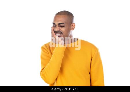 Un homme Afroamerican portant un maillot jaune isolé sur un fond blanc Banque D'Images