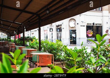 Lviv, Ukraine - 17 mai 2020 : Restaurant avec terrasse ouverte en centre-ville. Réouverture concept, coronavirus en Ukraine Banque D'Images