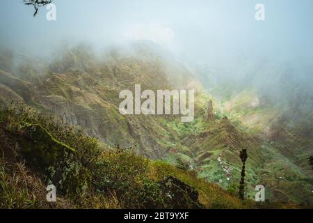 Santo Antao, Cap Vert. La crête de la montagne avec les nuages de brume au-dessus sur la randonnée à 303 rout Xoxo dans la vallée de Ribeira da Torre Banque D'Images