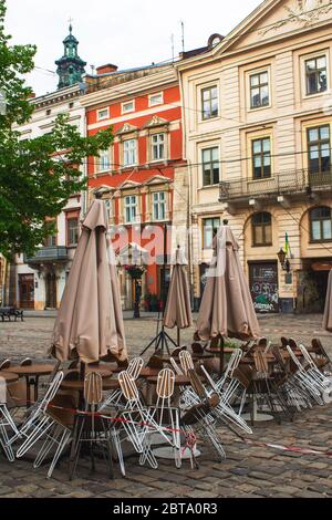 Lviv, Ukraine - 17 mai 2020 : Grand café Leopolis. Restaurant vide avec terrasse ouverte dans le centre-ville. Réouverture concept, coronavirus en Ukraine. Banque D'Images