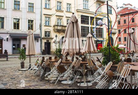 Lviv, Ukraine - 17 mai 2020 : Grand café Leopolis. Restaurant vide avec terrasse ouverte dans le centre-ville. Réouverture concept, coronavirus en Ukraine. Banque D'Images