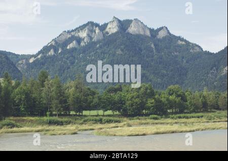 Trzy Korony Pieniny pic de la montagne à trois couronnes au-dessus de la rivière Dunajec Banque D'Images