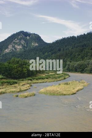 Trzy Korony Pieniny pic de la montagne à trois couronnes au-dessus de la rivière Dunajec Banque D'Images