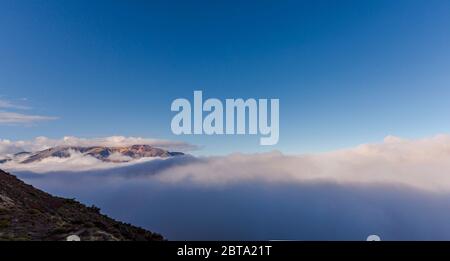 Vue sur scène du paysage de montagne des Andes avec des nuages bas à Esquel, Patagonie, Argentine Banque D'Images