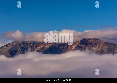 Vue sur scène du paysage de montagne des Andes avec des nuages bas à Esquel, Patagonie, Argentine Banque D'Images