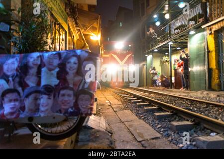 Hanoï, Vietnam - 30 décembre 2019 - rue de train à Hanoi la nuit. Banque D'Images