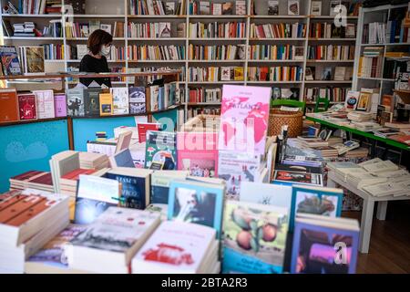 Turin, Italie - 05 mai 2020 : un vendeur de livres travaille à l'intérieur de la librairie 'Trebisonda'. Pendant la phase deux (2), les Italiens sont autorisés à retourner au travail, à voir leurs parents, à faire des activités de sports de plein air. La région du Piémont a permis la réouverture des librairies le 4 mai. Crédit: Nicolò Campo/Alay Live News Banque D'Images