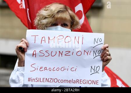 Turin, Italie - 30 avril 2020: Un travailleur médical tient une pancarte portant la mention « Swabs: No, hirings: No, sérologiques tests: No » lors d'une manifestation de travailleurs médicaux organisée par les syndicats CGIL et UIL contre les dysfonctionnements dans la gestion de la crise du coronavirus COVID-19 dans la région du Piémont. Crédit: Nicolò Campo/Alay Live News Banque D'Images