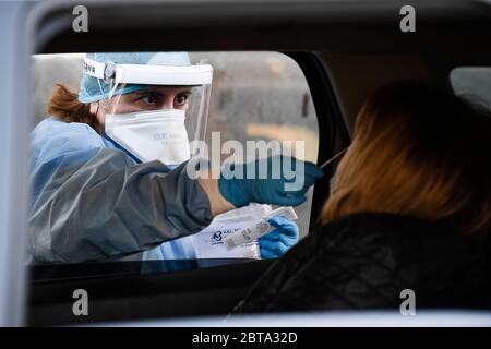 Collegno, Italie - 08 avril 2020 : un travailleur de la santé portant un équipement de protection individuelle (EPI) prend un écouvillon d'une personne assise dans une voiture. Le gouvernement italien a imposé des restrictions sans précédent pour stopper la propagation du coronavirus COVID-19, entre autres mesures, les mouvements de personnes sont autorisés uniquement pour le travail, l'achat de biens essentiels et pour des raisons de santé. Crédit: Nicolò Campo/Alay Live News Banque D'Images