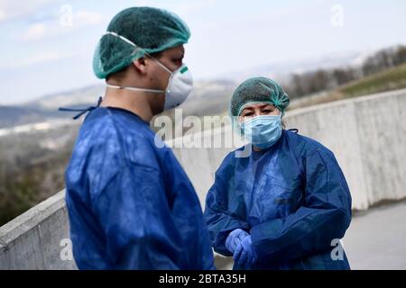 Verduno, Italie - 31 mars 2020 : les travailleurs de la santé portant des équipements de protection individuelle (EPI) sont photographiés à l'extérieur de l'hôpital de Verduno. Le gouvernement italien a imposé des restrictions sans précédent pour stopper la propagation du coronavirus COVID-19, entre autres mesures, les mouvements de personnes sont autorisés uniquement pour le travail, l'achat de biens essentiels et pour des raisons de santé. Crédit: Nicolò Campo/Alay Live News Banque D'Images