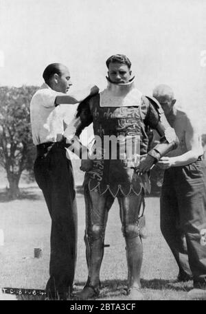 LAURENCE OLIVIER sur le terrain de montage peut être aidé dans son armure pendant le tournage en Irlande de HENRY V 1944 réalisateur LAURENCE OLIVIER jouer William Shakespeare musique William Walton Two Cities films / Eagle - Lion Distributors Ltd Banque D'Images