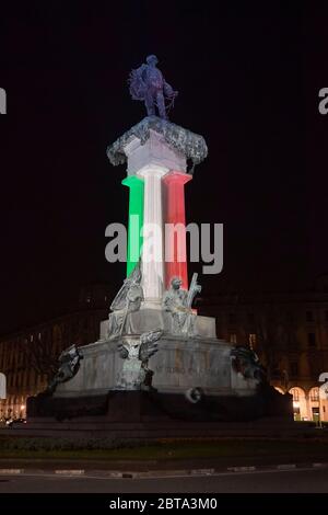 Turin, Italie - 13 mars 2020 : le monument à Vittorio Emanuele II (Victor Emmanuel II) est illuminé de couleurs de drapeau italien (vert, blanc, rouge). Vittorio Emanuele II a été le premier roi de l'italie unie, le monument sera illuminé du 13 mars au 18 mars pour célébrer 200 ans à compter de la naissance de Vittorio Emanuele II (14 mars 1820) et l'anniversaire de l'unification de l'Italie (17 mars 1861). Crédit: Nicolò Campo/Alay Live News Banque D'Images