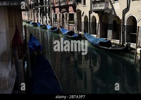 Venise, Italie - 10 avril 2020 : des gondoles garées sont vues dans un canal. Le gouvernement italien a imposé des restrictions sans précédent pour stopper la propagation du coronavirus COVID-19, entre autres mesures, les mouvements de personnes sont autorisés uniquement pour le travail, l'achat de biens essentiels et pour des raisons de santé. Crédit: Nicolò Campo/Alay Live News Banque D'Images