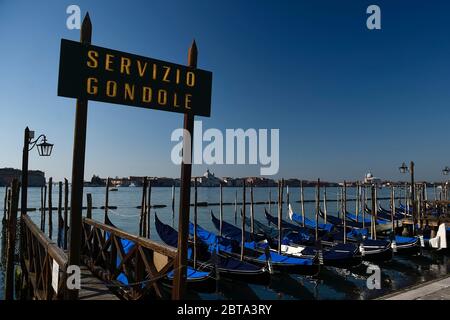 Venise, Italie - 10 avril 2020 : les gondoles garées sont vues à Riva degli Schiavoni. Le gouvernement italien a imposé des restrictions sans précédent pour stopper la propagation du coronavirus COVID-19, entre autres mesures, les mouvements de personnes sont autorisés uniquement pour le travail, l'achat de biens essentiels et pour des raisons de santé. Crédit: Nicolò Campo/Alay Live News Banque D'Images