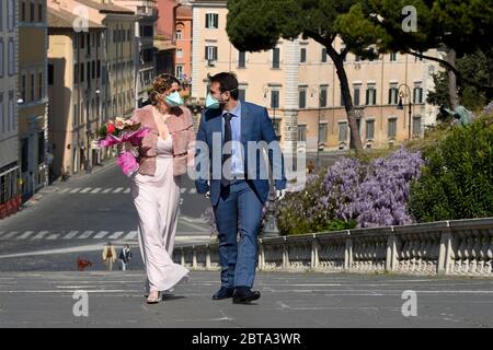 Rome, Italie - 05 avril 2020 : un couple de jeunes mariés est photographié avant le désherbage. Le gouvernement italien a imposé des restrictions sans précédent pour stopper la propagation du coronavirus COVID-19, entre autres mesures, les mouvements de personnes sont autorisés uniquement pour le travail, l'achat de biens essentiels et pour des raisons de santé. Seuls les conjoints et les témoins de mariage sont autorisés à participer aux mariages. Crédit: Nicolò Campo/Alay Live News Banque D'Images