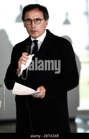 Turin, Italie - 02 avril 2020 : Francesco Boccia, ministre italien des Affaires régionales, s'exprime lors d'une conférence de presse pour accueillir 22 médecins bénévoles envoyés par le gouvernement italien dans la région du Piémont. Le gouvernement italien a imposé des restrictions sans précédent pour stopper la propagation du coronavirus COVID-19, entre autres mesures, les mouvements de personnes sont autorisés uniquement pour le travail, l'achat de biens essentiels et pour des raisons de santé. Crédit: Nicolò Campo/Alay Live News Banque D'Images