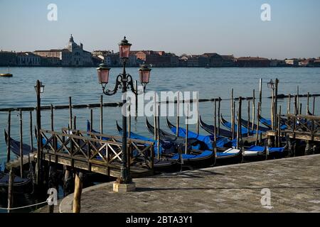 Venise, Italie - 10 avril 2020 : les gondoles garées sont vues à Riva degli Schiavoni. Le gouvernement italien a imposé des restrictions sans précédent pour stopper la propagation du coronavirus COVID-19, entre autres mesures, les mouvements de personnes sont autorisés uniquement pour le travail, l'achat de biens essentiels et pour des raisons de santé. Crédit: Nicolò Campo/Alay Live News Banque D'Images