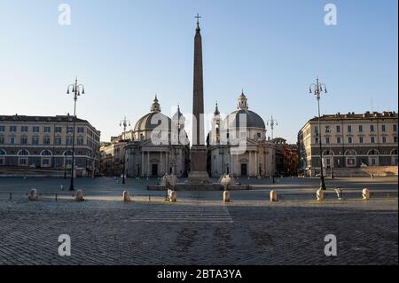 Rome, Italie - 05 avril 2020 : la vue générale montre la Piazza del Popolo presque déserte. Le gouvernement italien a imposé des restrictions sans précédent pour stopper la propagation du coronavirus COVID-19, entre autres mesures, les mouvements de personnes sont autorisés uniquement pour le travail, l'achat de biens essentiels et pour des raisons de santé. Crédit: Nicolò Campo/Alay Live News Banque D'Images