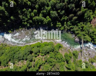 Scocopetta, Italie - 12 mai 2020: (NOTE DE LA RÉDACTION: Image a été créé avec un drone.) Vue générale montre la rivière Sesia à Valsemia. La rivière Sesia est populaire pour le kayak et le rafting. Crédit: Nicolò Campo/Alay Live News Banque D'Images